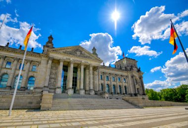 Alman parlamentosu Bundestag'a ev sahipliği yapan Reichstag binası Berlin, Almanya'da bulunmaktadır..