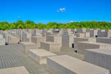 Berlin, Almanya - 5 Mayıs 2019 - Holokost Anıtı olarak da bilinen Avrupa'da Öldürülen Yahudiler anıtı, Berlin'de, Almanya'nın Başkenti Berlin'de bulunan Holokost yahudi kurbanları için bir anıttır..
