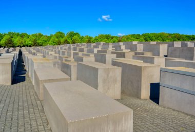 Berlin, Almanya - 5 Mayıs 2019 - Holokost Anıtı olarak da bilinen Avrupa'da Öldürülen Yahudiler anıtı, Berlin'de, Almanya'nın Başkenti Berlin'de bulunan Holokost yahudi kurbanları için bir anıttır..