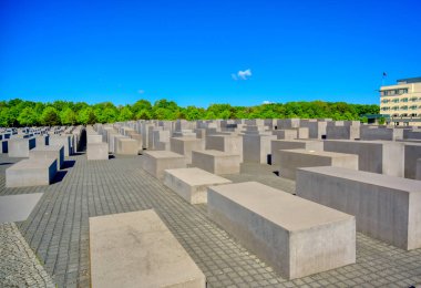 Berlin, Almanya - 5 Mayıs 2019 - Holokost Anıtı olarak da bilinen Avrupa'da Öldürülen Yahudiler anıtı, Berlin'de, Almanya'nın Başkenti Berlin'de bulunan Holokost yahudi kurbanları için bir anıttır..