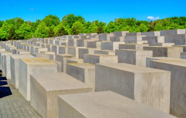 Berlin, Almanya - 5 Mayıs 2019 - Holokost Anıtı olarak da bilinen Avrupa'da Öldürülen Yahudiler anıtı, Berlin'de, Almanya'nın Başkenti Berlin'de bulunan Holokost yahudi kurbanları için bir anıttır..