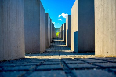 Berlin, Almanya - 5 Mayıs 2019 - Holokost Anıtı olarak da bilinen Avrupa'da Öldürülen Yahudiler anıtı, Berlin'de, Almanya'nın Başkenti Berlin'de bulunan Holokost yahudi kurbanları için bir anıttır..