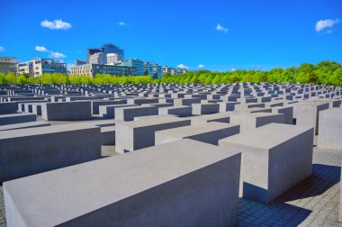Berlin, Almanya - 5 Mayıs 2019 - Holokost Anıtı olarak da bilinen Avrupa'da Öldürülen Yahudiler anıtı, Berlin'de, Almanya'nın Başkenti Berlin'de bulunan Holokost yahudi kurbanları için bir anıttır..