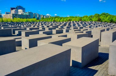 Berlin, Almanya - 5 Mayıs 2019 - Holokost Anıtı olarak da bilinen Avrupa'da Öldürülen Yahudiler anıtı, Berlin'de, Almanya'nın Başkenti Berlin'de bulunan Holokost yahudi kurbanları için bir anıttır..