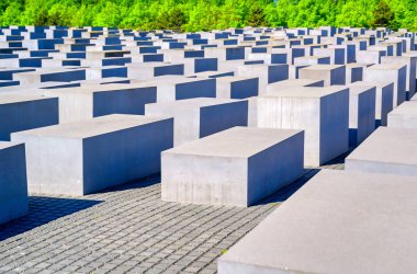 Berlin, Almanya - 5 Mayıs 2019 - Holokost Anıtı olarak da bilinen Avrupa'da Öldürülen Yahudiler anıtı, Berlin'de, Almanya'nın Başkenti Berlin'de bulunan Holokost yahudi kurbanları için bir anıttır..