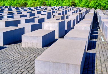 Berlin, Almanya - 5 Mayıs 2019 - Holokost Anıtı olarak da bilinen Avrupa'da Öldürülen Yahudiler anıtı, Berlin'de, Almanya'nın Başkenti Berlin'de bulunan Holokost yahudi kurbanları için bir anıttır..