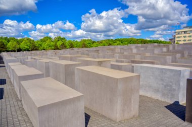 Berlin, Almanya - 5 Mayıs 2019 - Holokost Anıtı olarak da bilinen Avrupa'da Öldürülen Yahudiler anıtı, Berlin'de, Almanya'nın Başkenti Berlin'de bulunan Holokost yahudi kurbanları için bir anıttır..