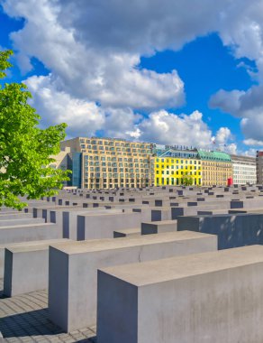 Berlin, Almanya - 5 Mayıs 2019 - Holokost Anıtı olarak da bilinen Avrupa'da Öldürülen Yahudiler anıtı, Berlin'de, Almanya'nın Başkenti Berlin'de bulunan Holokost yahudi kurbanları için bir anıttır..