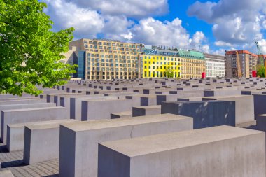 Berlin, Almanya - 5 Mayıs 2019 - Holokost Anıtı olarak da bilinen Avrupa'da Öldürülen Yahudiler anıtı, Berlin'de, Almanya'nın Başkenti Berlin'de bulunan Holokost yahudi kurbanları için bir anıttır..