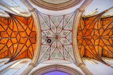 Haarlem, Hollanda - 30 Nisan 2019 - Hollanda'nın Haarlem kentindeki St. Bavo Kilisesi'nin iç mekanı.