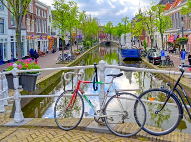 Delft, Hollanda - 2 Mayıs 2019 - Güneşli bir günde Hollanda'nın Delft kentindeki kanallar ve su yolları.