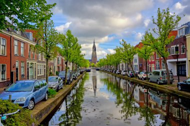 Delft, Hollanda - 2 Mayıs 2019 - Güneşli bir günde Hollanda'nın Delft kentindeki kanallar ve su yolları.