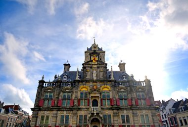 Hollanda'nın Delft şehrinde güneşli bir günde belediye binası.