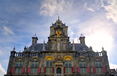 Hollanda'nın Delft şehrinde güneşli bir günde belediye binası.