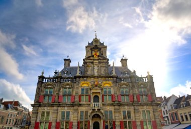 Hollanda'nın Delft şehrinde güneşli bir günde belediye binası.