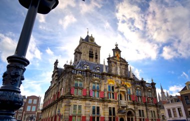 Hollanda'nın Delft şehrinde güneşli bir günde belediye binası.