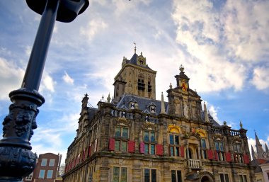 Hollanda'nın Delft şehrinde güneşli bir günde belediye binası.