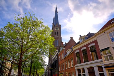 Güneşli bir günde Hollanda'nın Delft şehrinde sokaklar boyunca mimari.
