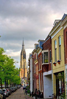Güneşli bir günde Hollanda'nın Delft şehrinde sokaklar boyunca mimari.