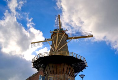 Hollanda'nın Delft şehrinde güneşli bir günde bir yel değirmeni.