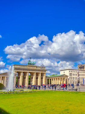 Berlin, Almanya - 5 Mayıs 2019 - Brandenburg Kapısı güneşli bir günde Pariser Platz'da bulunan Berlin, Almanya.