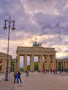 Berlin, Almanya - 3 Mayıs 2019 - Brandenburg Kapısı gün batımında Pariser Platz'da bulunan Berlin, Almanya.