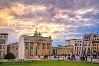 Berlin, Almanya - 3 Mayıs 2019 - Brandenburg Kapısı gün batımında Pariser Platz'da bulunan Berlin, Almanya.