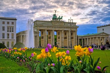 Berlin, Almanya - 3 Mayıs 2019 - Brandenburg Kapısı gün batımında Pariser Platz'da bulunan Berlin, Almanya.
