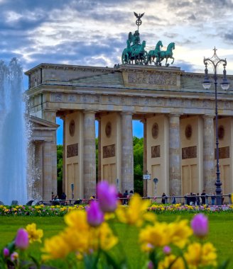 Berlin, Almanya - 3 Mayıs 2019 - Brandenburg Kapısı gün batımında Pariser Platz'da bulunan Berlin, Almanya.