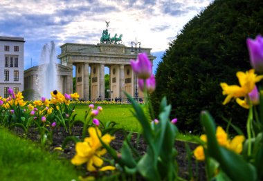 Berlin, Almanya - 3 Mayıs 2019 - Brandenburg Kapısı gün batımında Pariser Platz'da bulunan Berlin, Almanya.