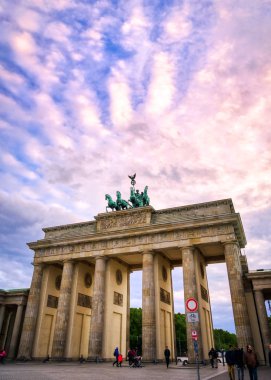 Berlin, Almanya - 3 Mayıs 2019 - Brandenburg Kapısı gün batımında Pariser Platz'da bulunan Berlin, Almanya.