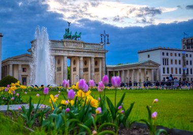 Berlin, Almanya - 3 Mayıs 2019 - Brandenburg Kapısı gün batımında Pariser Platz'da bulunan Berlin, Almanya.