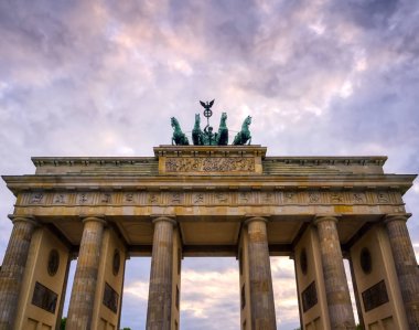 Brandenburg Kapısı, Almanya 'nın Berlin şehrinde Pariser Platz' da yer almaktadır..