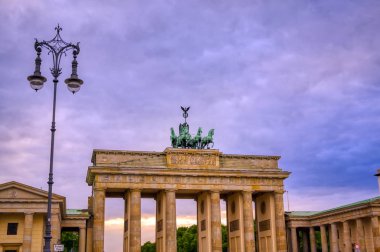 Brandenburg Kapısı, Almanya 'nın Berlin şehrinde Pariser Platz' da yer almaktadır..