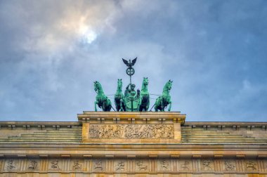 Brandenburg Kapısı, Almanya 'nın Berlin şehrinde Pariser Platz' da yer almaktadır..