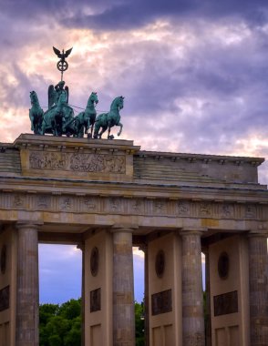 Brandenburg Kapısı, Almanya 'nın Berlin şehrinde Pariser Platz' da yer almaktadır..