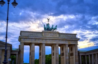 Brandenburg Kapısı, Almanya 'nın Berlin şehrinde Pariser Platz' da yer almaktadır..