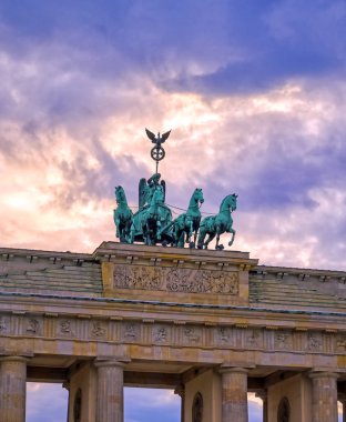 Brandenburg Kapısı, Almanya 'nın Berlin şehrinde Pariser Platz' da yer almaktadır..