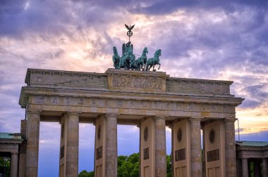Brandenburg Kapısı, Almanya 'nın Berlin şehrinde Pariser Platz' da yer almaktadır..