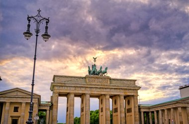Brandenburg Kapısı, Almanya 'nın Berlin şehrinde Pariser Platz' da yer almaktadır..