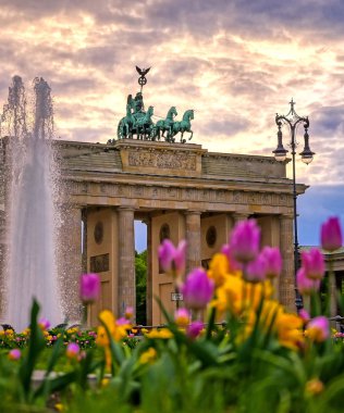Brandenburg Kapısı, Almanya 'nın Berlin şehrinde Pariser Platz' da yer almaktadır..