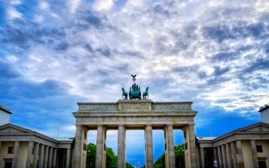 Brandenburg Kapısı, Almanya 'nın Berlin şehrinde Pariser Platz' da yer almaktadır..