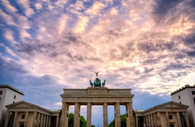 Brandenburg Kapısı, Almanya 'nın Berlin şehrinde Pariser Platz' da yer almaktadır..