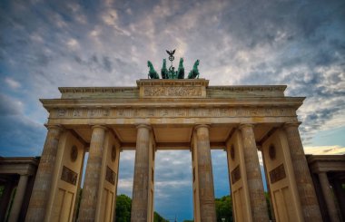Brandenburg Kapısı, Almanya 'nın Berlin şehrinde Pariser Platz' da yer almaktadır..