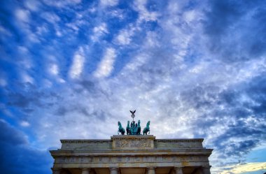 Brandenburg Kapısı, Almanya 'nın Berlin şehrinde Pariser Platz' da yer almaktadır..