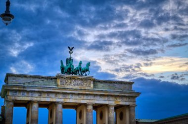 Brandenburg Kapısı, Almanya 'nın Berlin şehrinde Pariser Platz' da yer almaktadır..