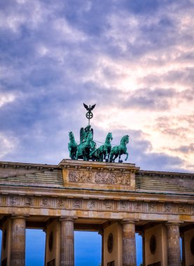 Brandenburg Kapısı, Almanya 'nın Berlin şehrinde Pariser Platz' da yer almaktadır..