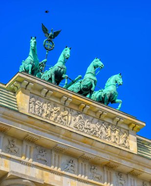 Brandenburg Kapısı, Almanya 'nın Berlin şehrinde Pariser Platz' da yer almaktadır..