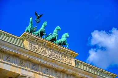 Brandenburg Kapısı, Almanya 'nın Berlin şehrinde Pariser Platz' da yer almaktadır..