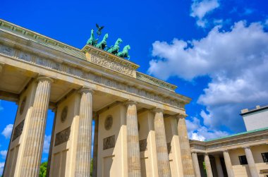 Brandenburg Kapısı, Almanya 'nın Berlin şehrinde Pariser Platz' da yer almaktadır..